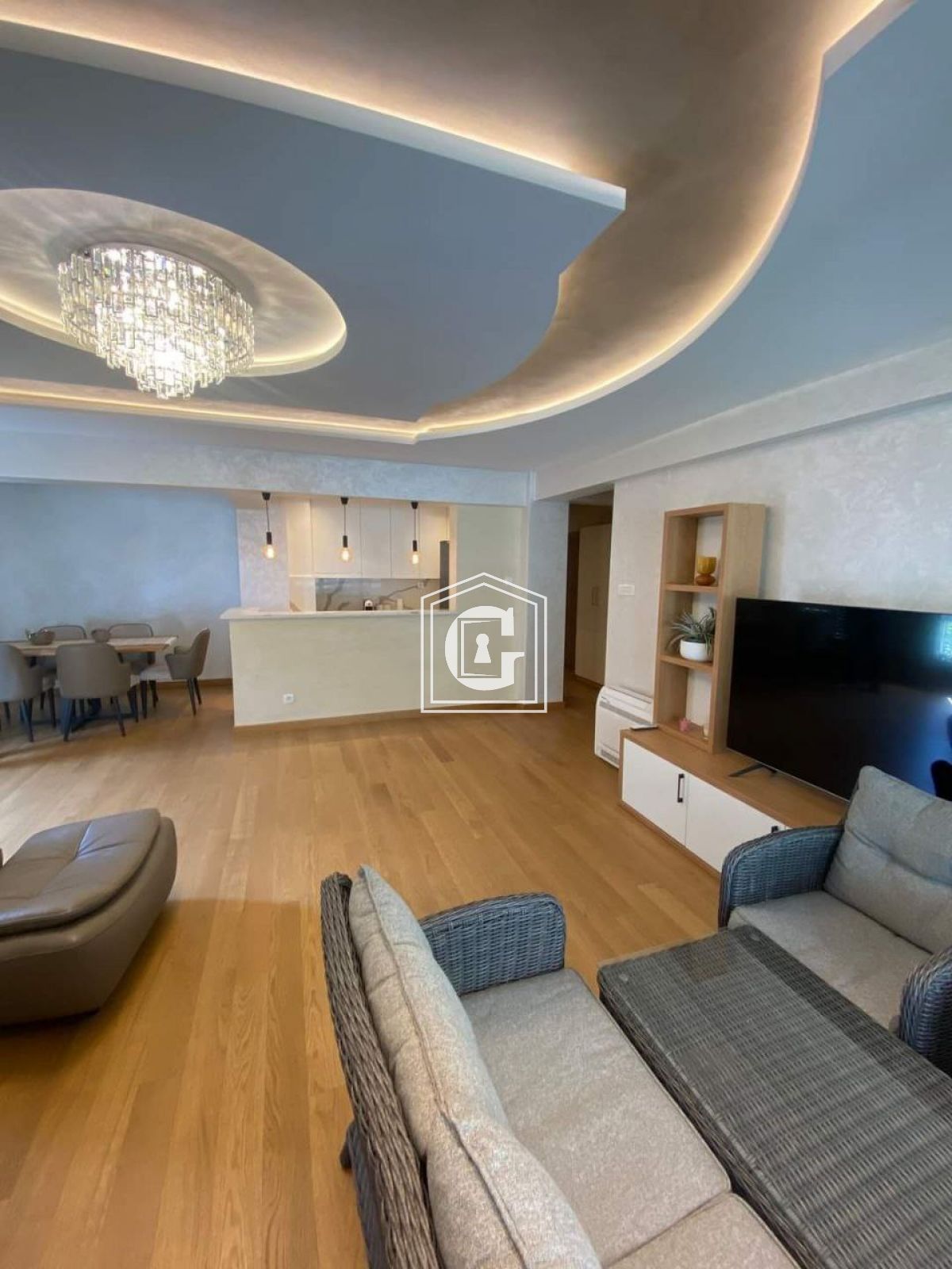 Luxurious Apartment With 3 Bedrooms In The City Center!!!