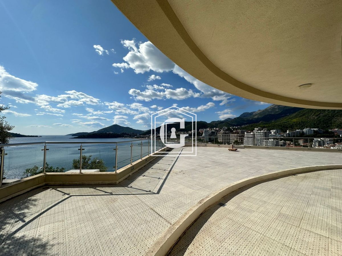 Stan „Premium“ Sa 4 Spavaće Sobe I Terasom-Dvorištem Sa Panoramskim Pogledom Na More!!!