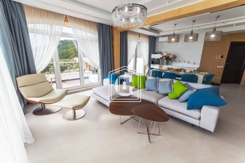 Apartment With 3 Bedrooms And A Super View!!!