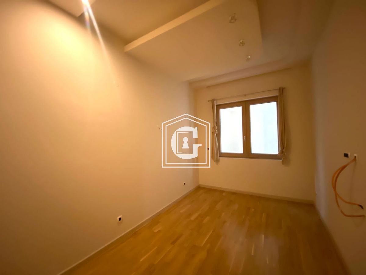 Apartment With 2 Bedrooms And New Renovation 200m From The Sea