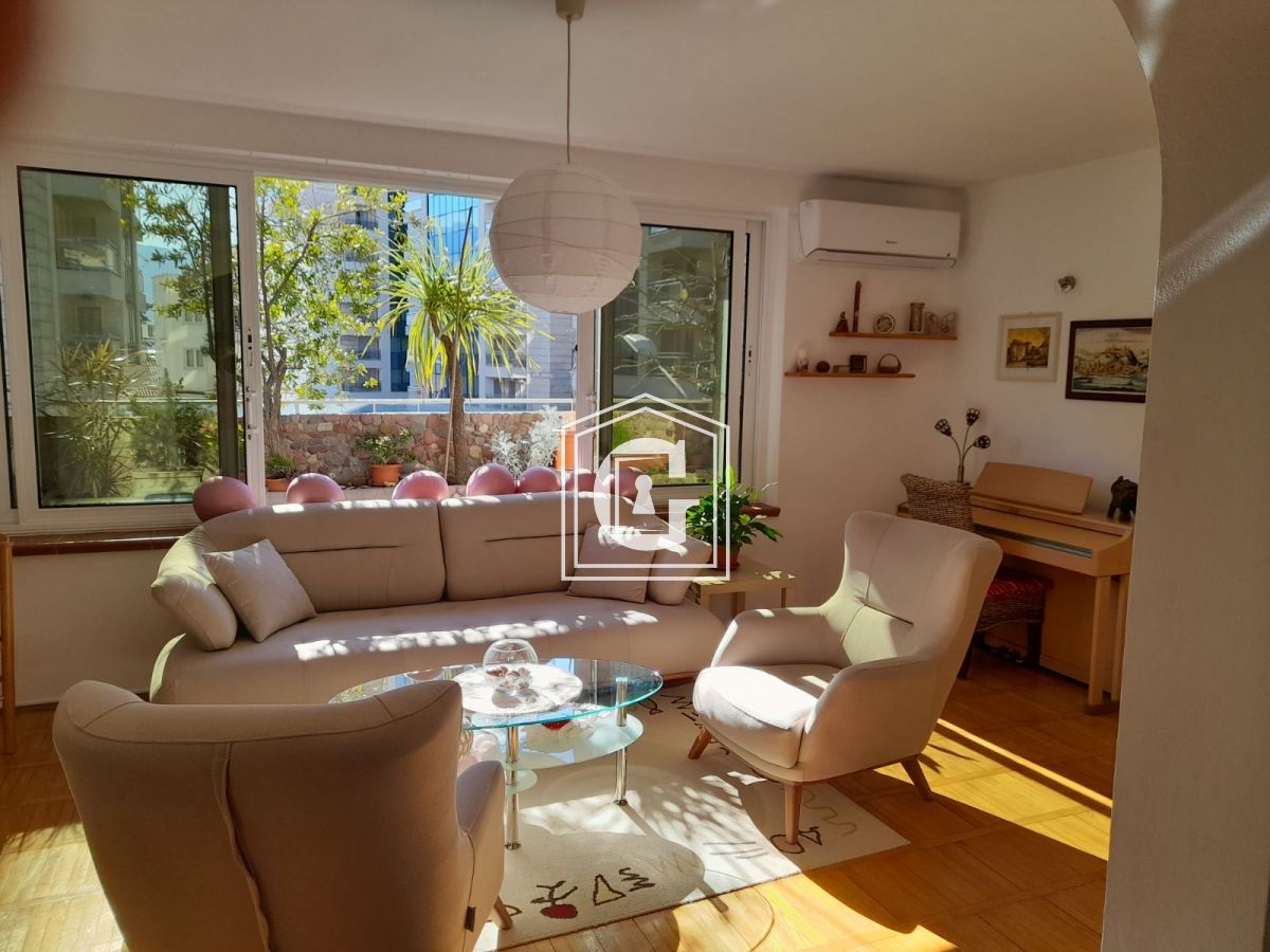Apartment With 2 Bedrooms First Line!!!!