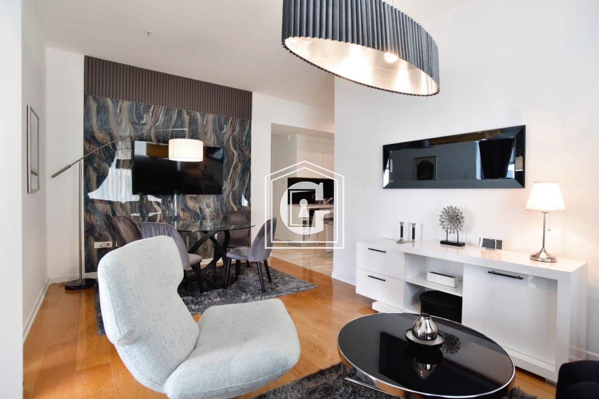 Apartment With 3 Bedrooms On The First Line!!!