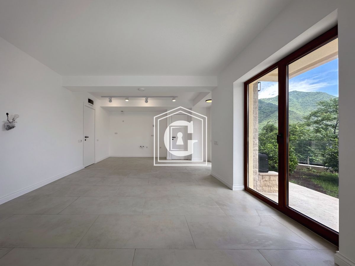 Spacious Apartment With A Private Yard!