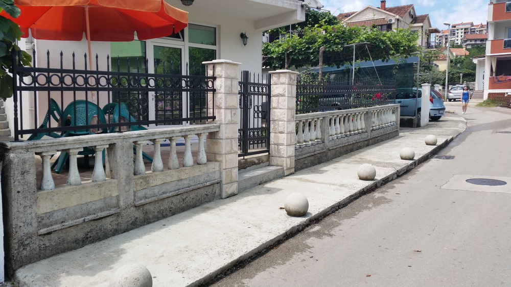 КУЋА И КОМЕРЦИЈАЛНИ ПРОСТОР У ЦЕНТРУ ИГАЛА!!!