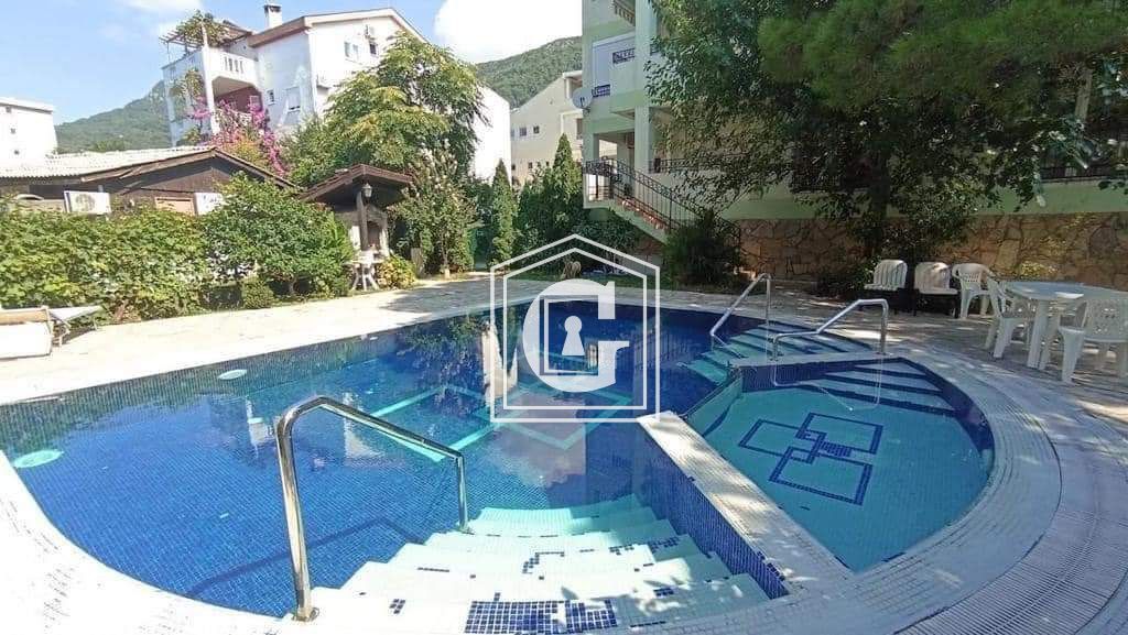 Veliki Trosoban Stan U Kući Sa Bazenom!