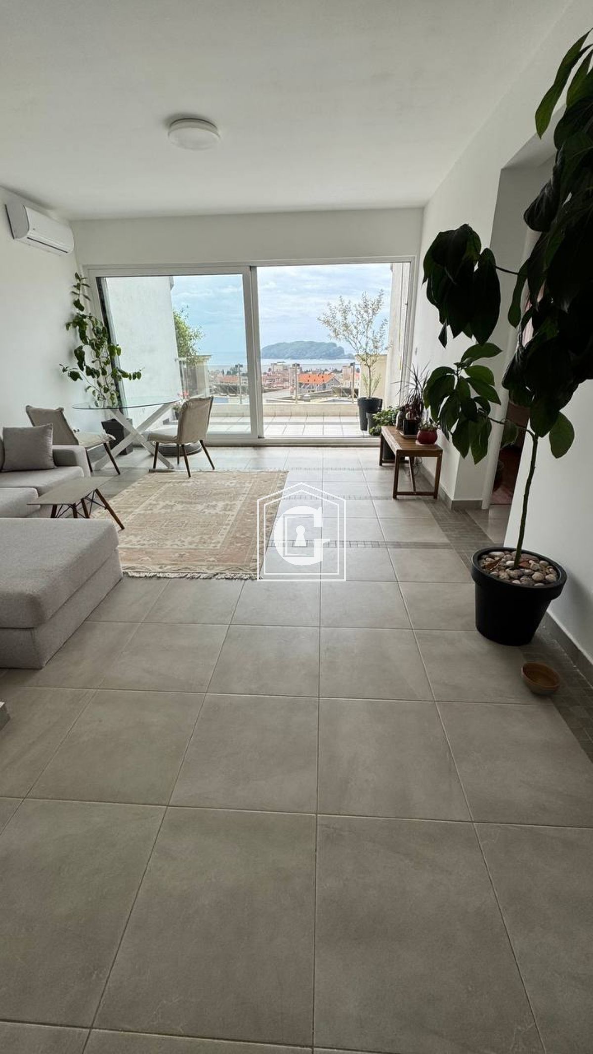 Stylish Apartment With A Panoramic View!!!