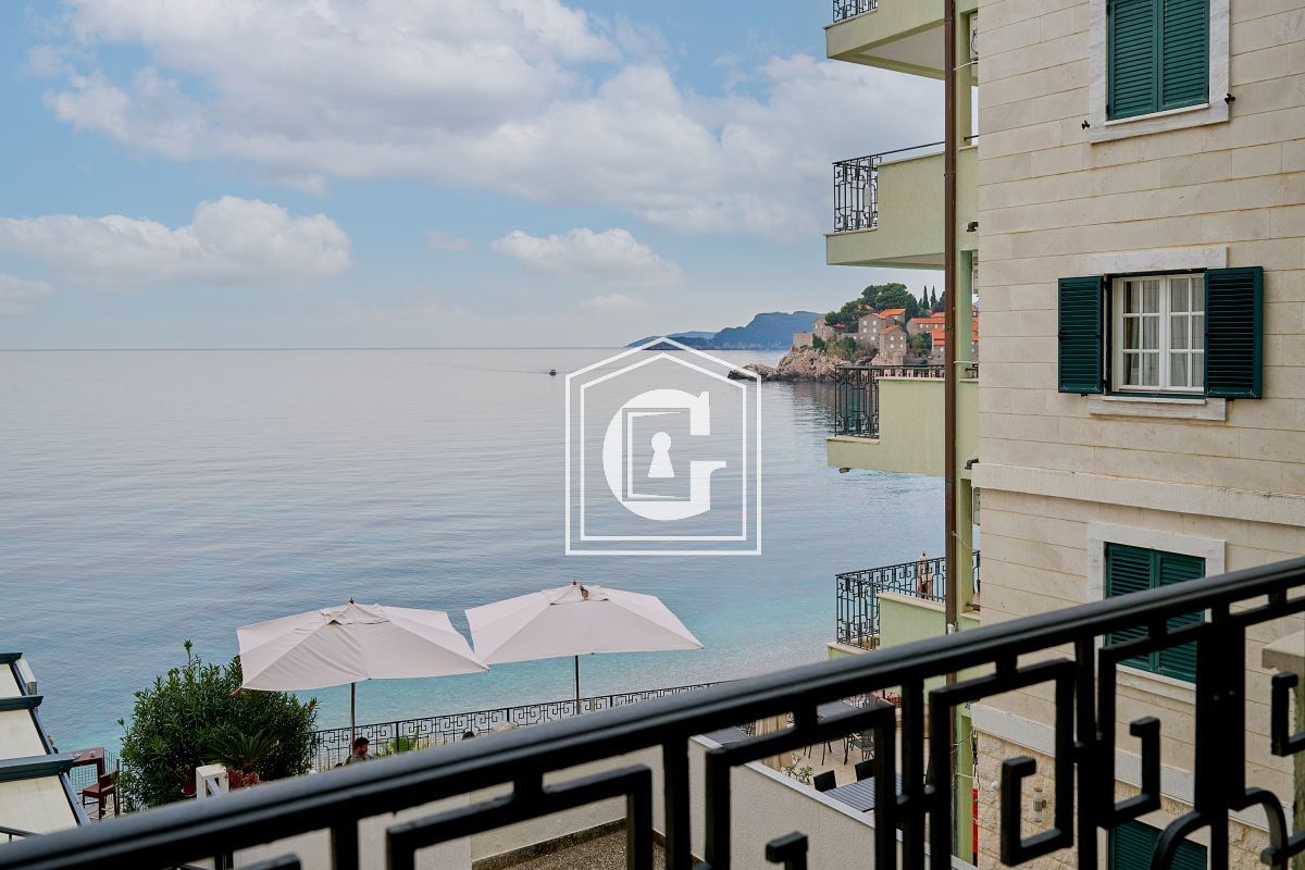 Stylish apartment with 4 bedrooms and sea view in Sveti Stefan!!!