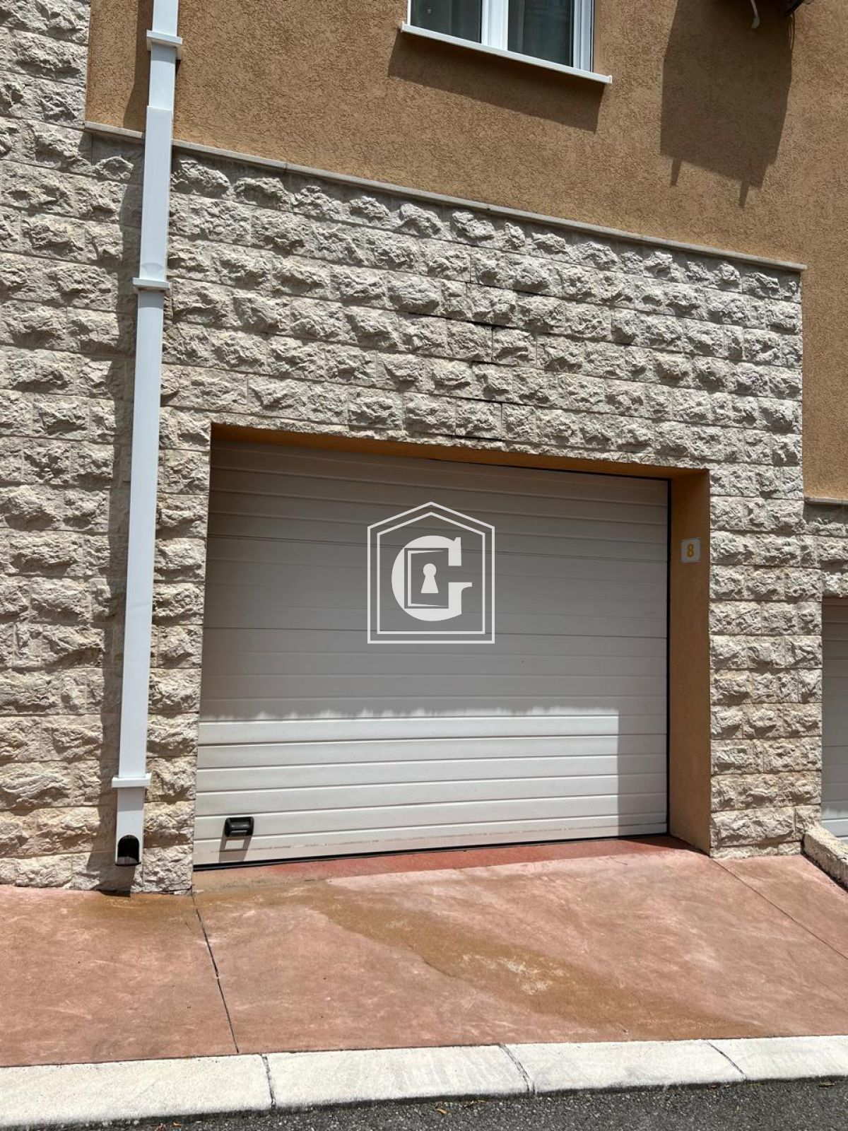 Capital garage in a beautiful residential complex!!!
