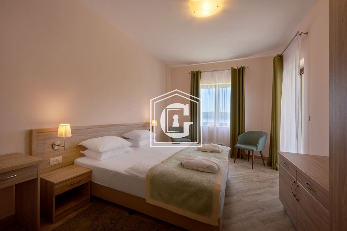 VEOMA PROSTRANI APARTMANI SA POGLEDOM NA MORE!