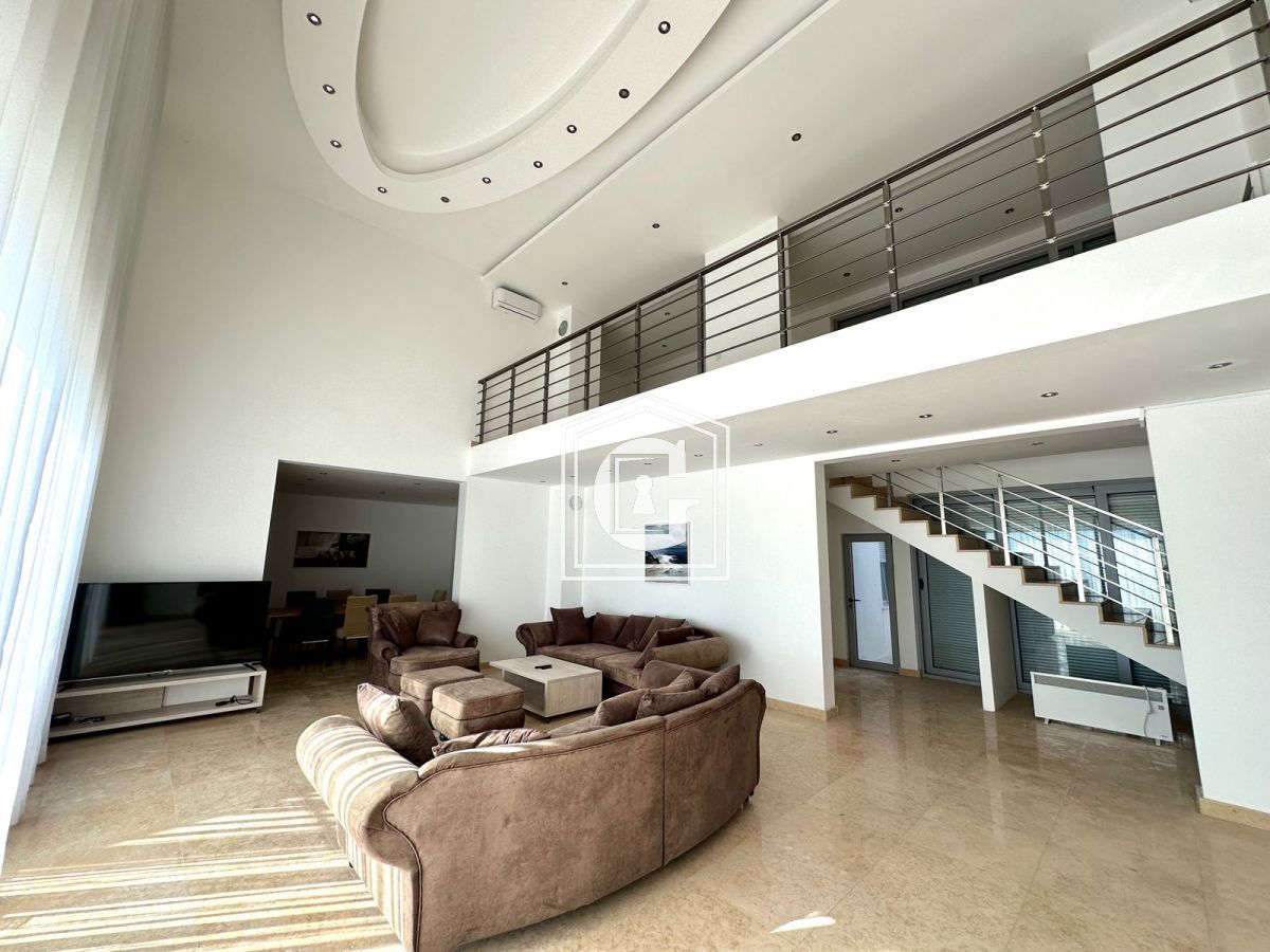 Luxurious villa with sea view