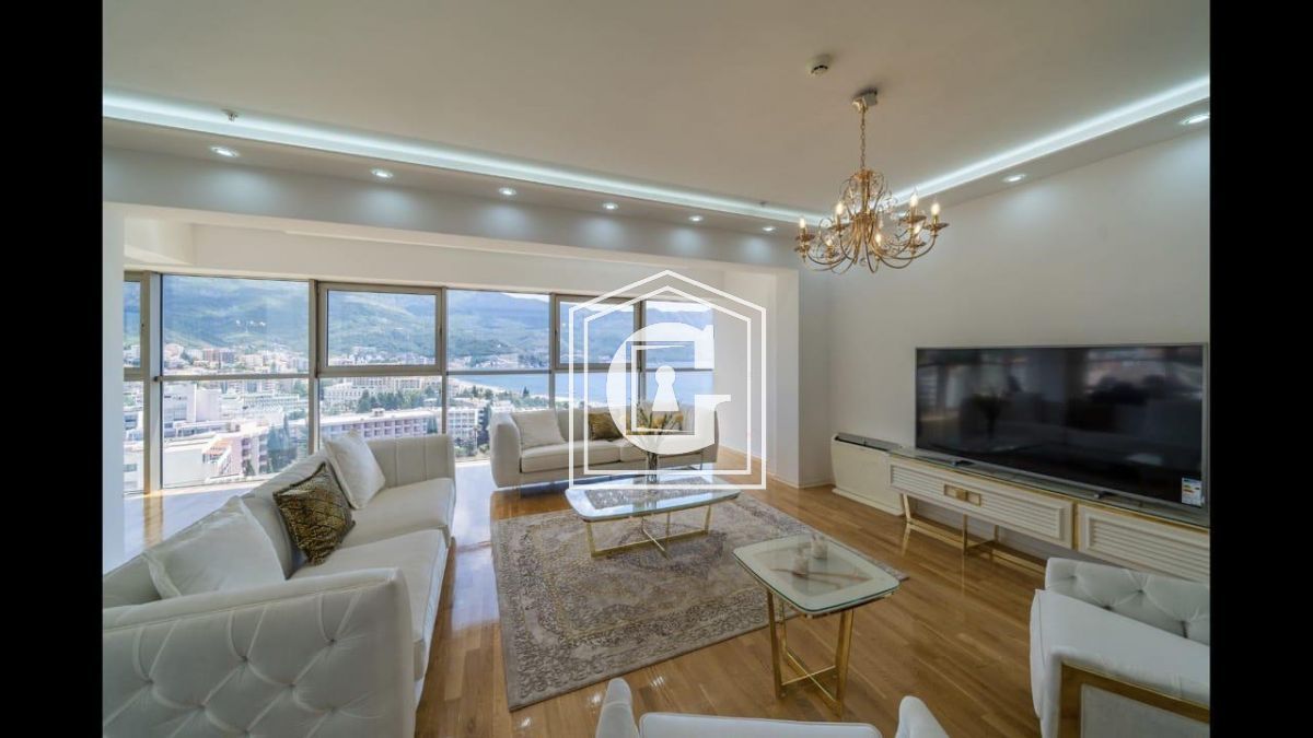 Amazing penthouse with 3 bedrooms! In a closed complex on the first line!