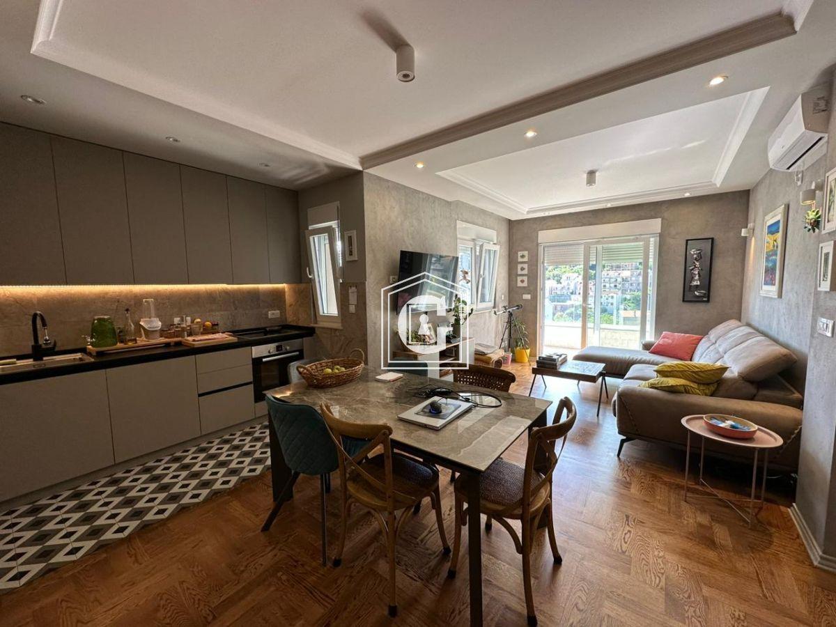 STILAN STAN SA 3 SPAVAĆE SOBE SA POGLEDOM NA MORE!!!