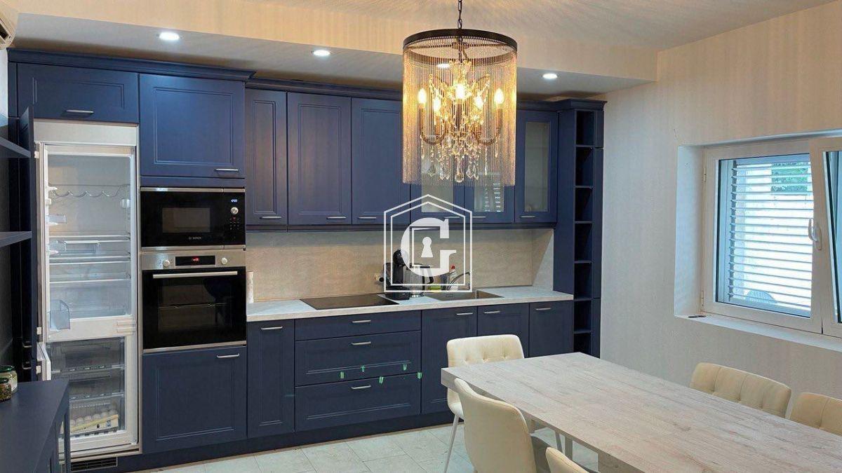 FANTASTIČAN STAN SA 3 SPAVAĆE SOBE I ZATVORENIM DVORIŠTEM!