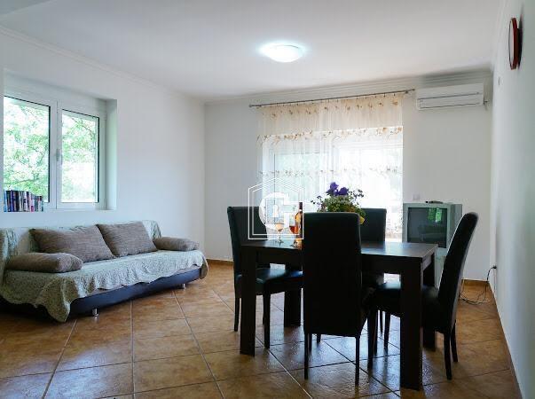 STAN SA 2 SPAVAĆE SOBE U BUDVI NA SLIKOVITOJ LOKACIJI!!!