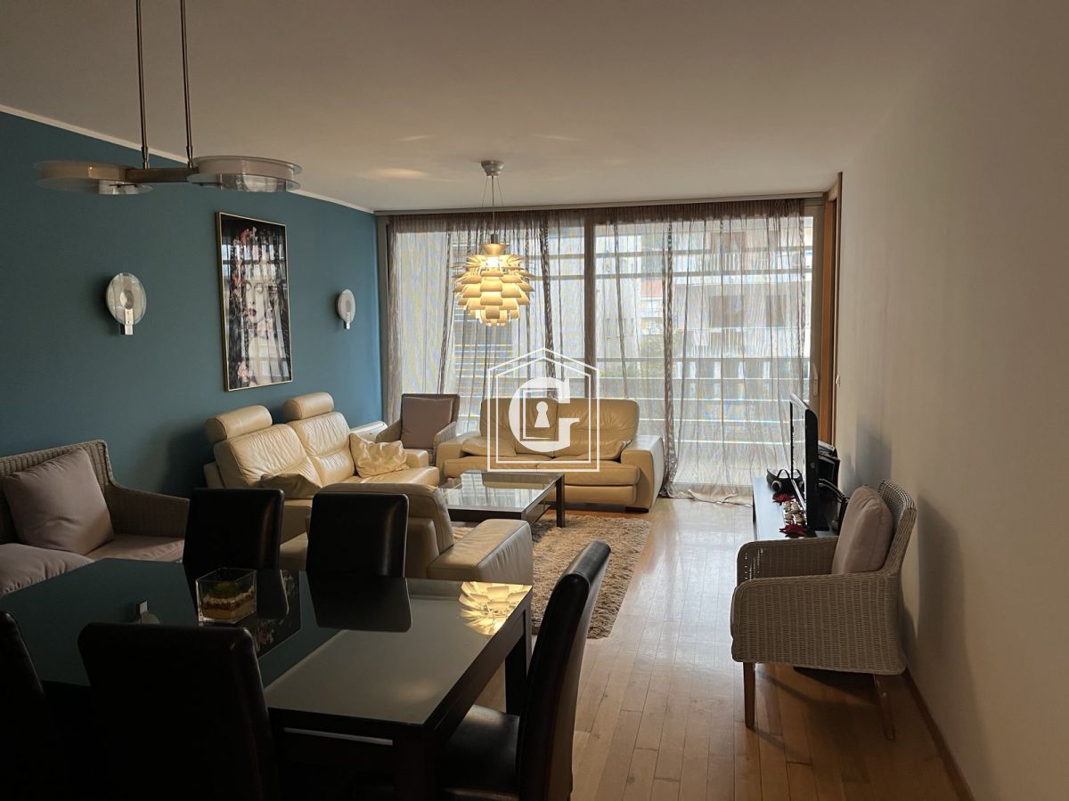 Stan sa 2 spavaće sobe u centru Budve sa dizajnerskim renoviranjem!!!