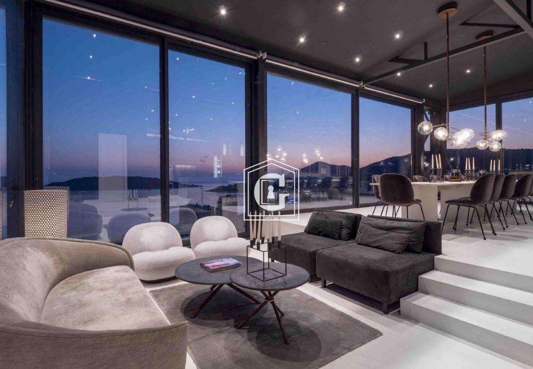 Ultra-luxurious villa with a pool on the seashore!!!