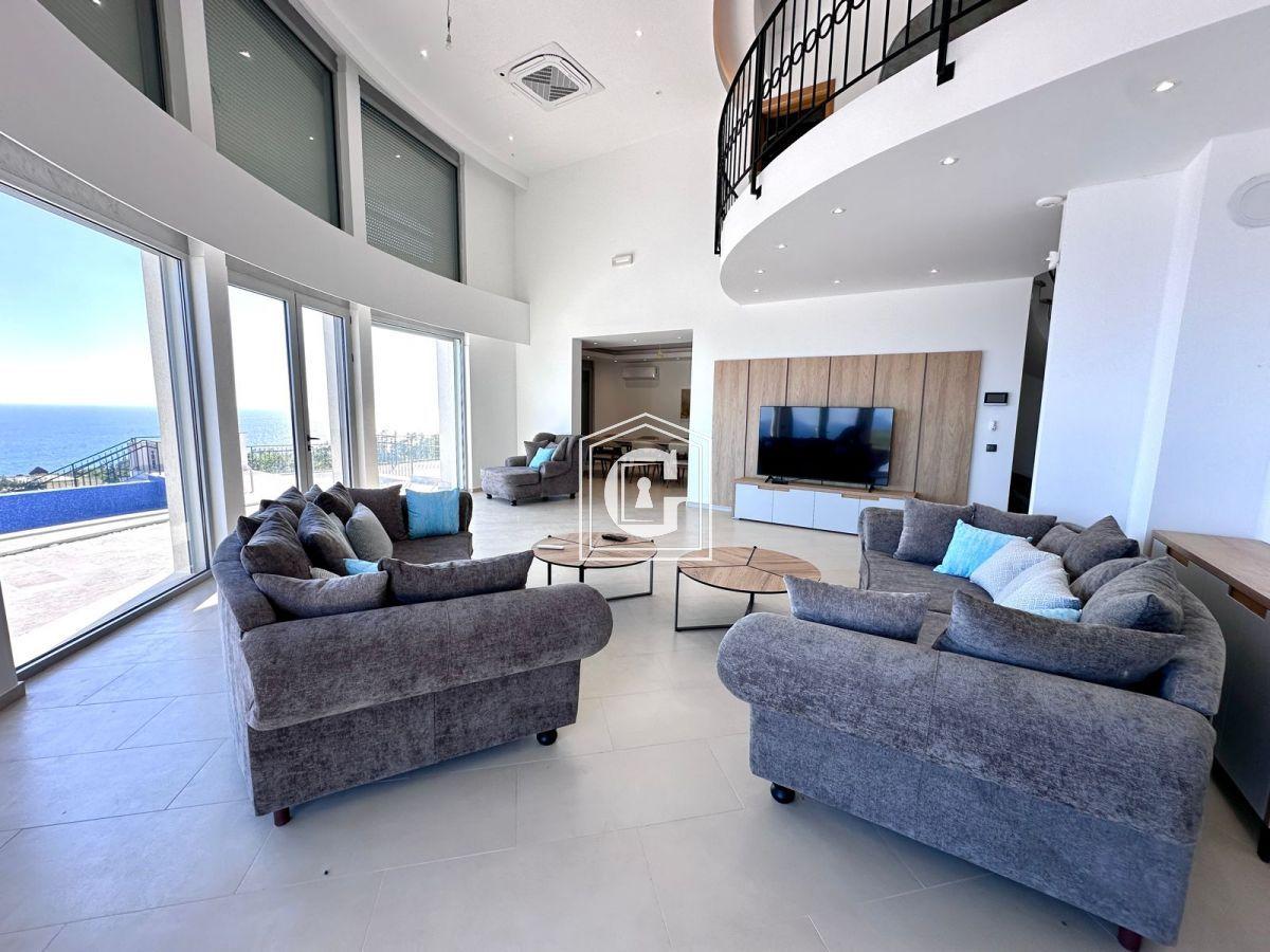 Luxurious Villa With Pool!!!