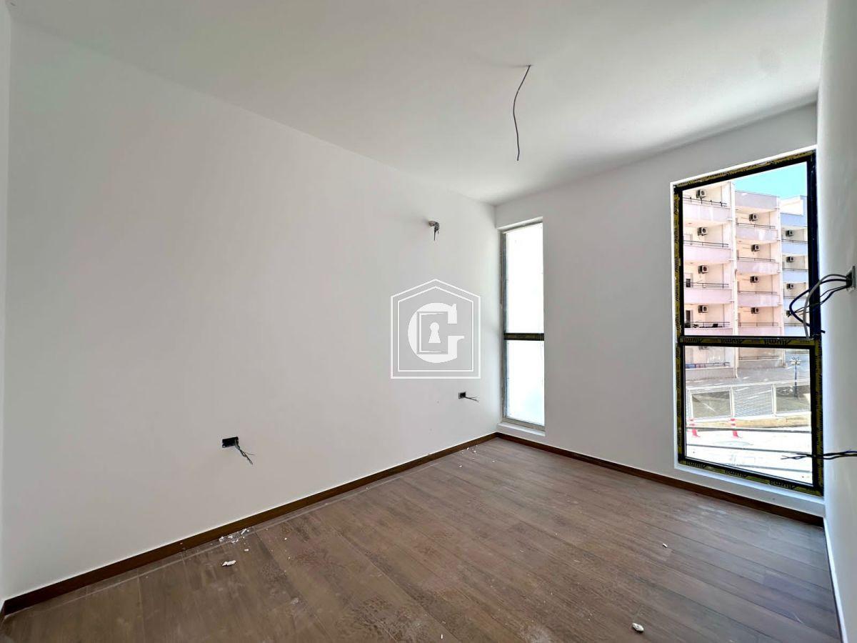 Apartment with 2 bedrooms and its own yard!!!