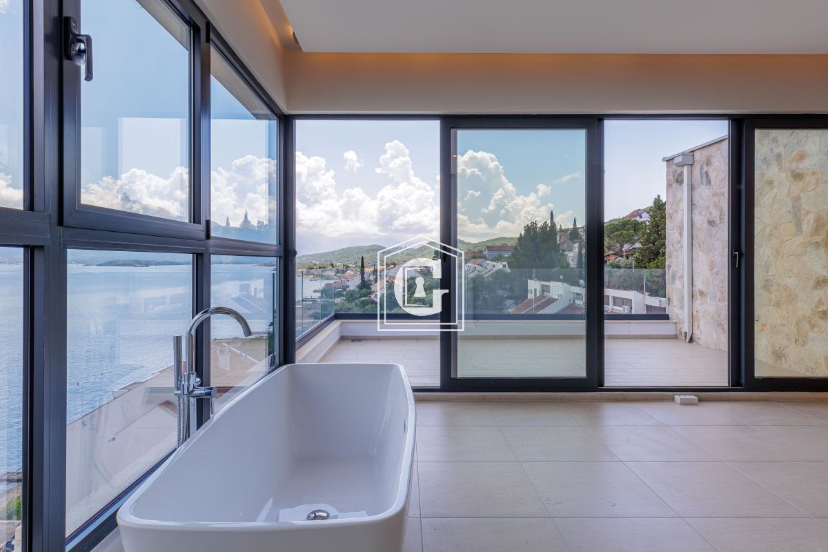 ВИЛЛА С БАССЕЙНОМ НА БЕРЕГУ МОРЯ!