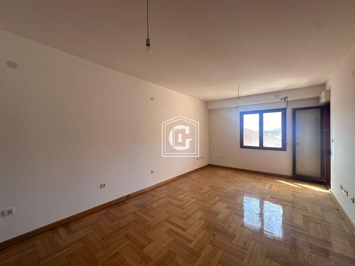 STAN SA 1 SPAVAĆOM SOBOM U CENTRU BUDVE!!!