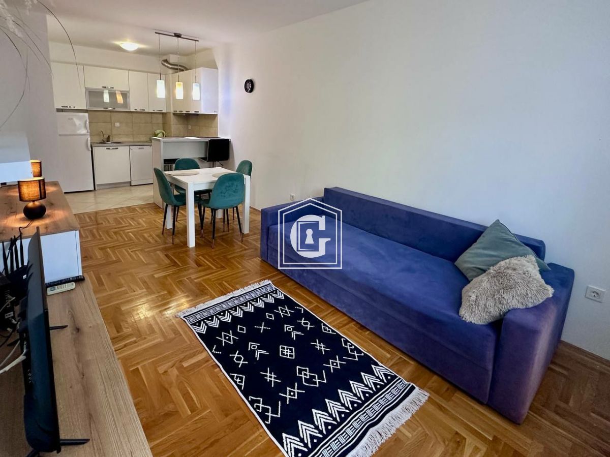 One-bedroom apartment with a mountain view!!!