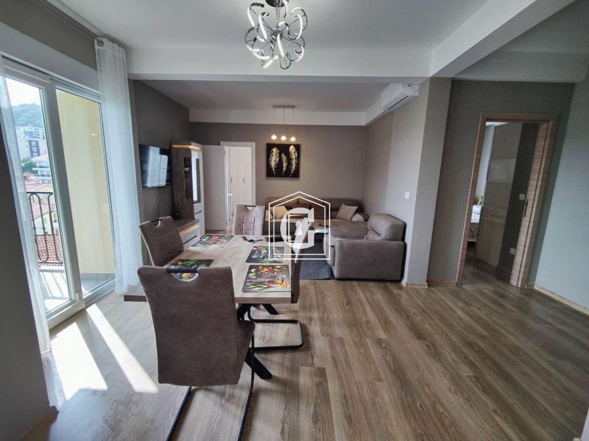 LEP STAN sa 2 SPAVAĆE SOBE na ODLIČNOJ LOKACIJI!