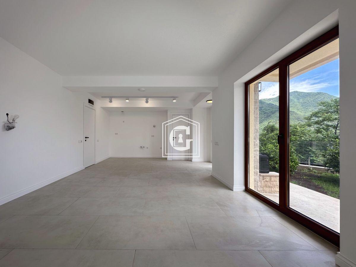 Spacious apartment with its own yard!