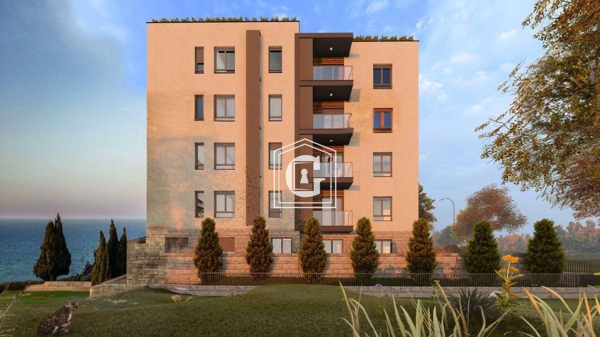 СТАН У НОВОМ КОМПЛЕКСУ СА ПОГЛЕДОМ НА МОРЕ И 200 МЕТАРА ДО МОРА!