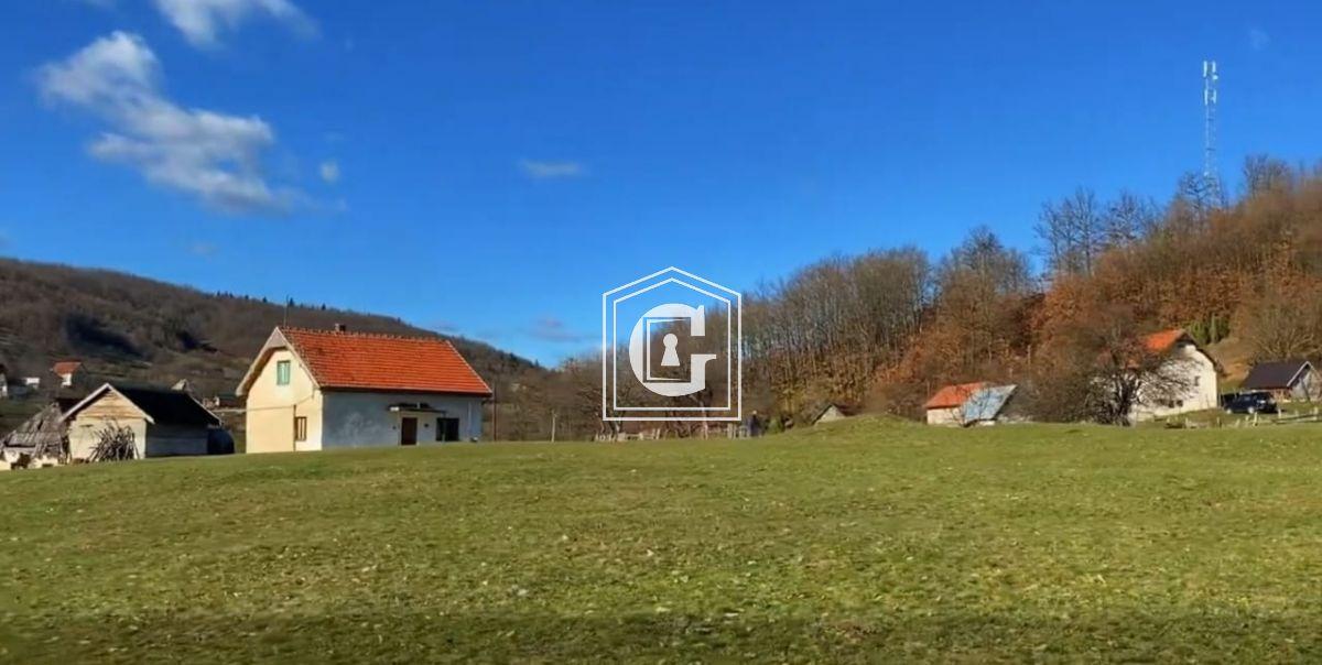 Prodaja zemljišta u komercijalno povoljnoj lokaciji!