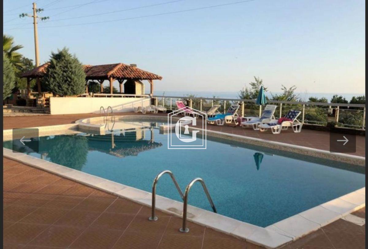 Large apartment in a house with a pool!!!