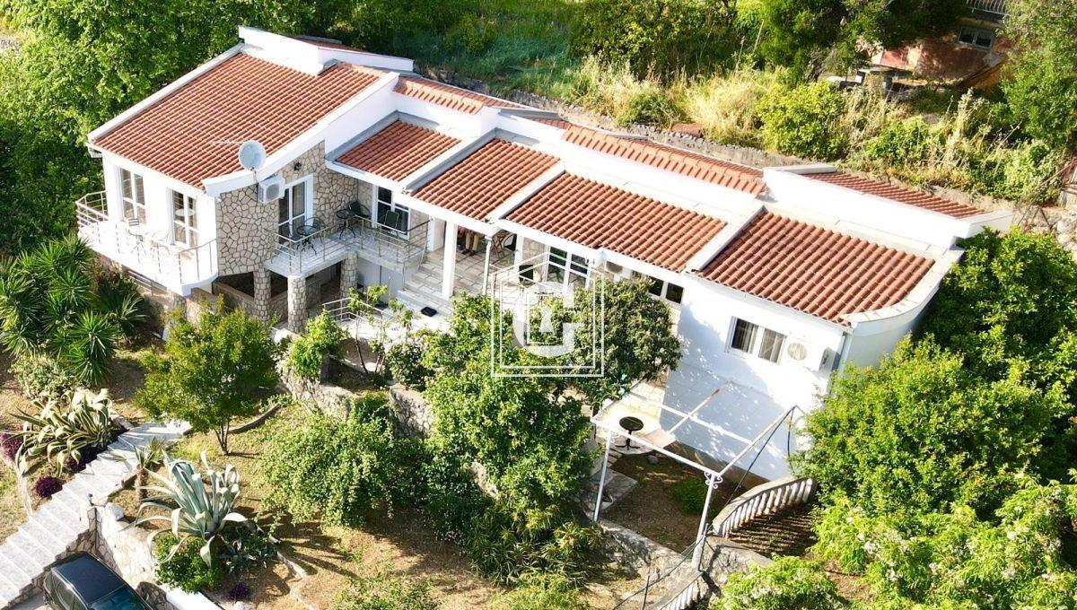 Luxurious villa with sea view for sale!