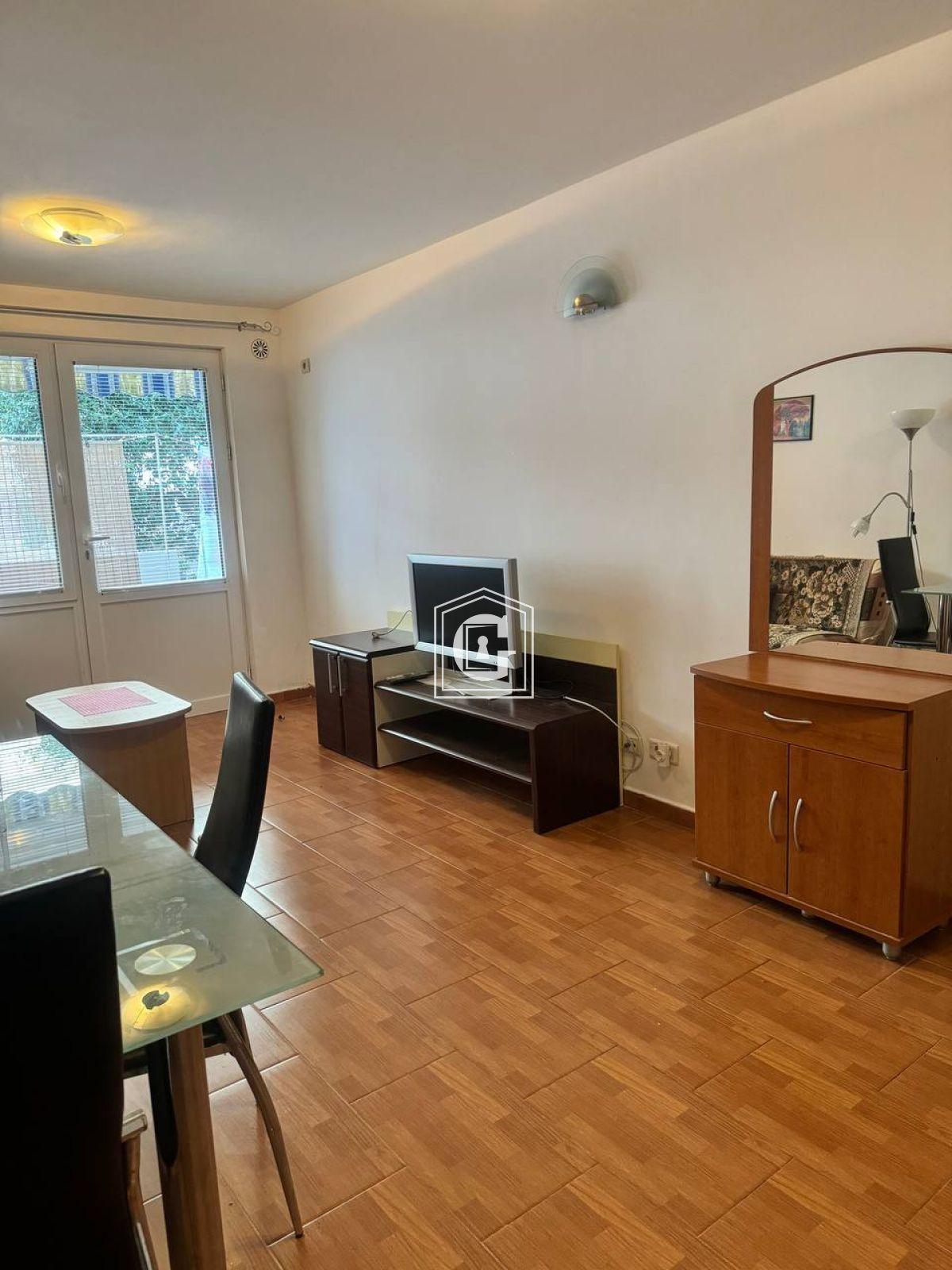 Stan sa 2 spavaće sobe i baštom!!!