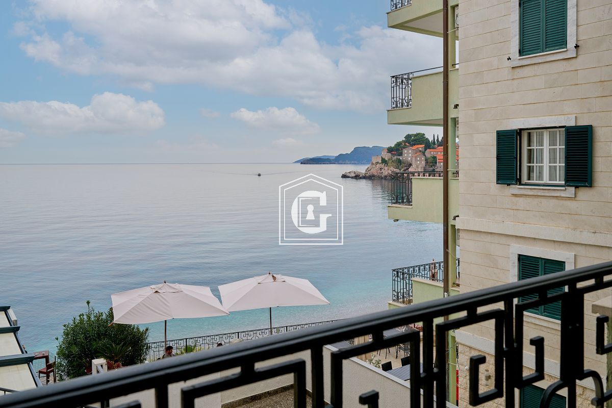 Stylish apartment with 4 bedrooms and sea view in Sveti Stefan!!!
