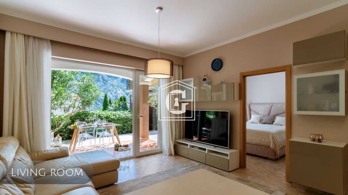 Modern apartment in a complex with a pool!!!