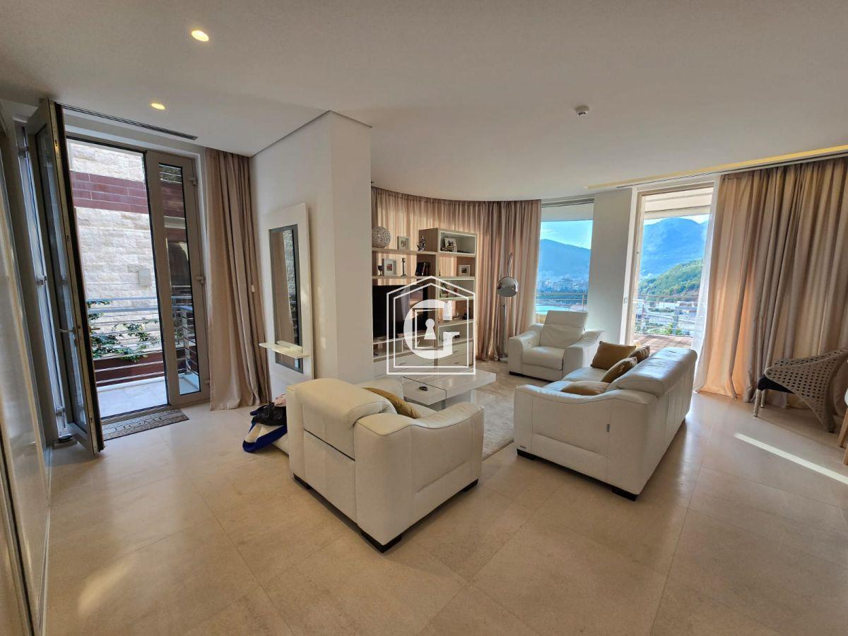 Luxurious apartment with 2 bedrooms and panoramic views of the sea and mountains