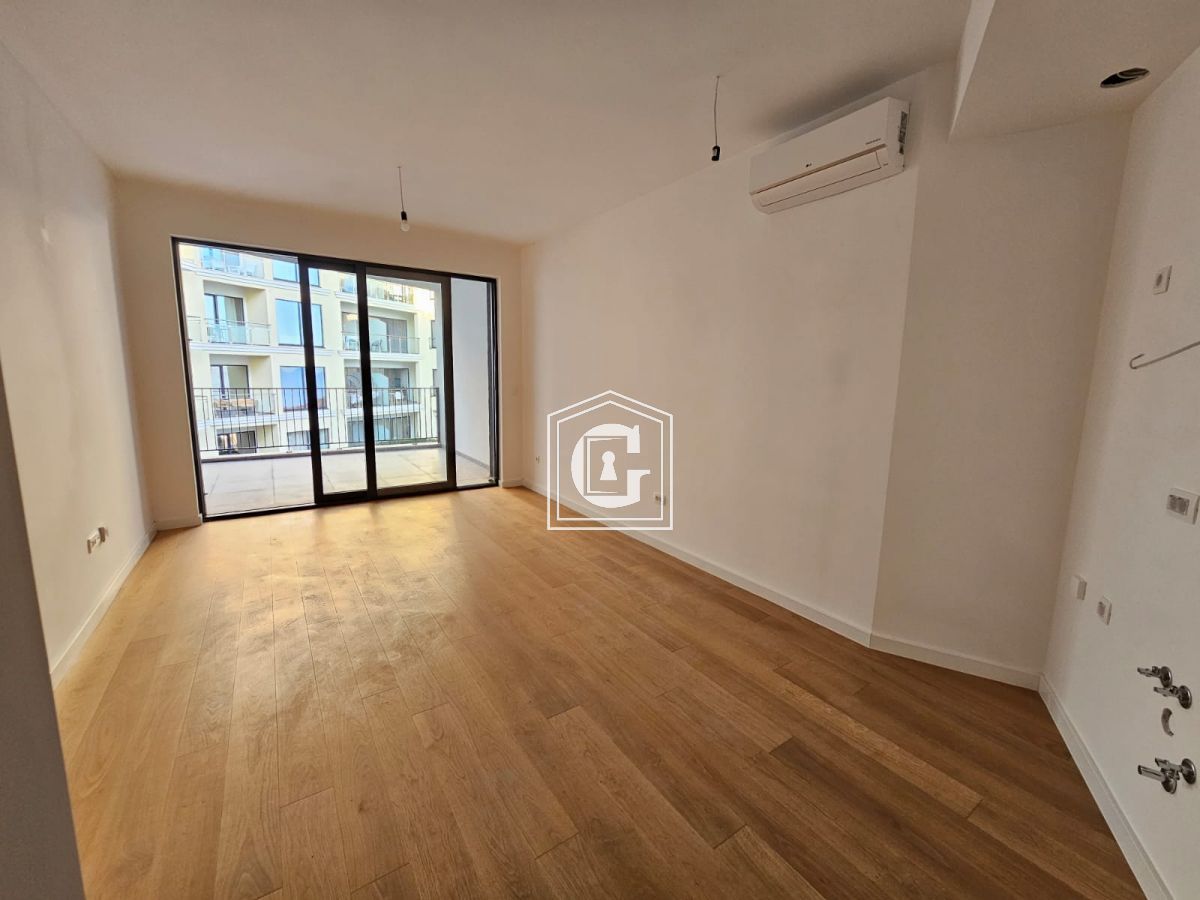 СТАН СА 1 СПРАТОМ У НОВОЈ КУЋИ СА БАЗЕНОМ!!!