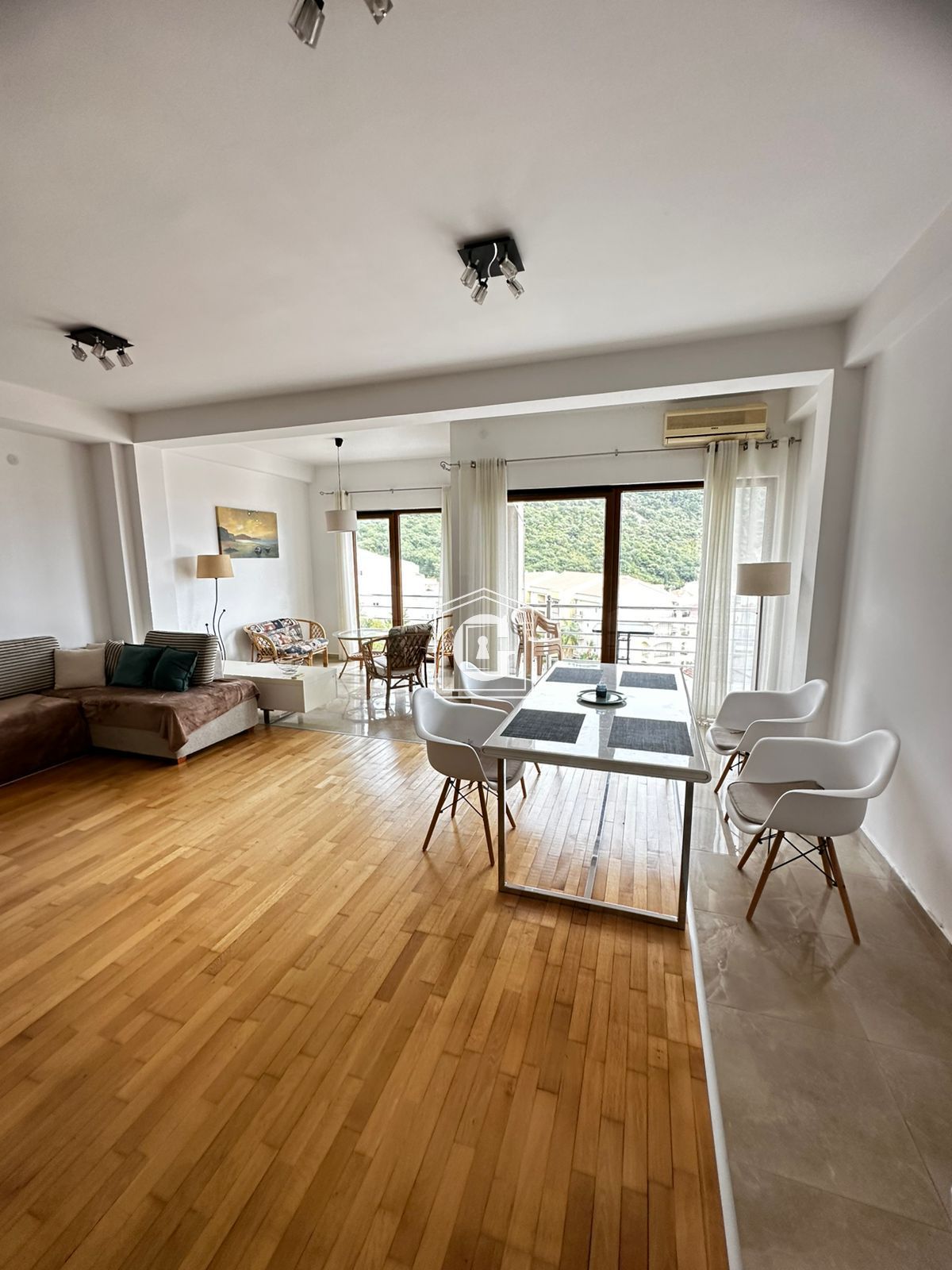 Spacious apartment with 2 bedrooms in Budva! Sea view!