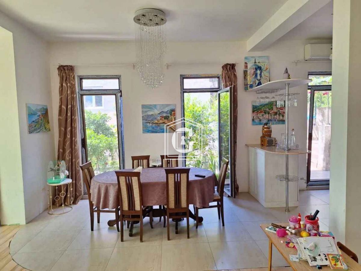 A BIG HOUSE WITH A GARDEN IN TIVAT!!!