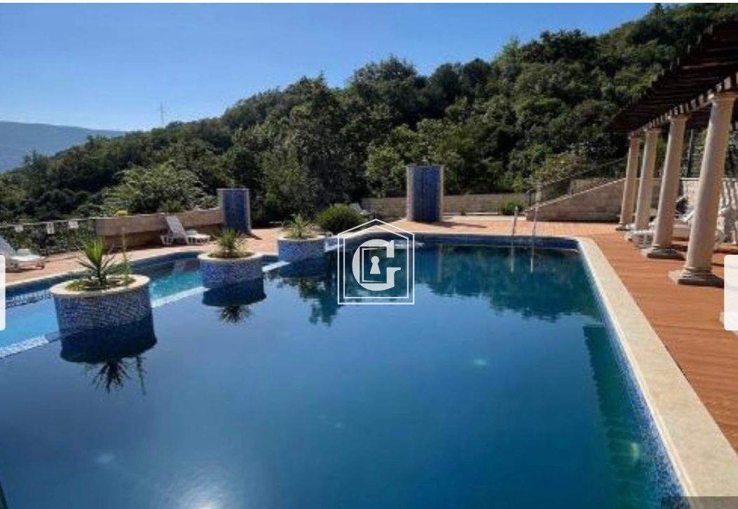 Luxurious apartment with 1 bedroom in a house with a pool!!!