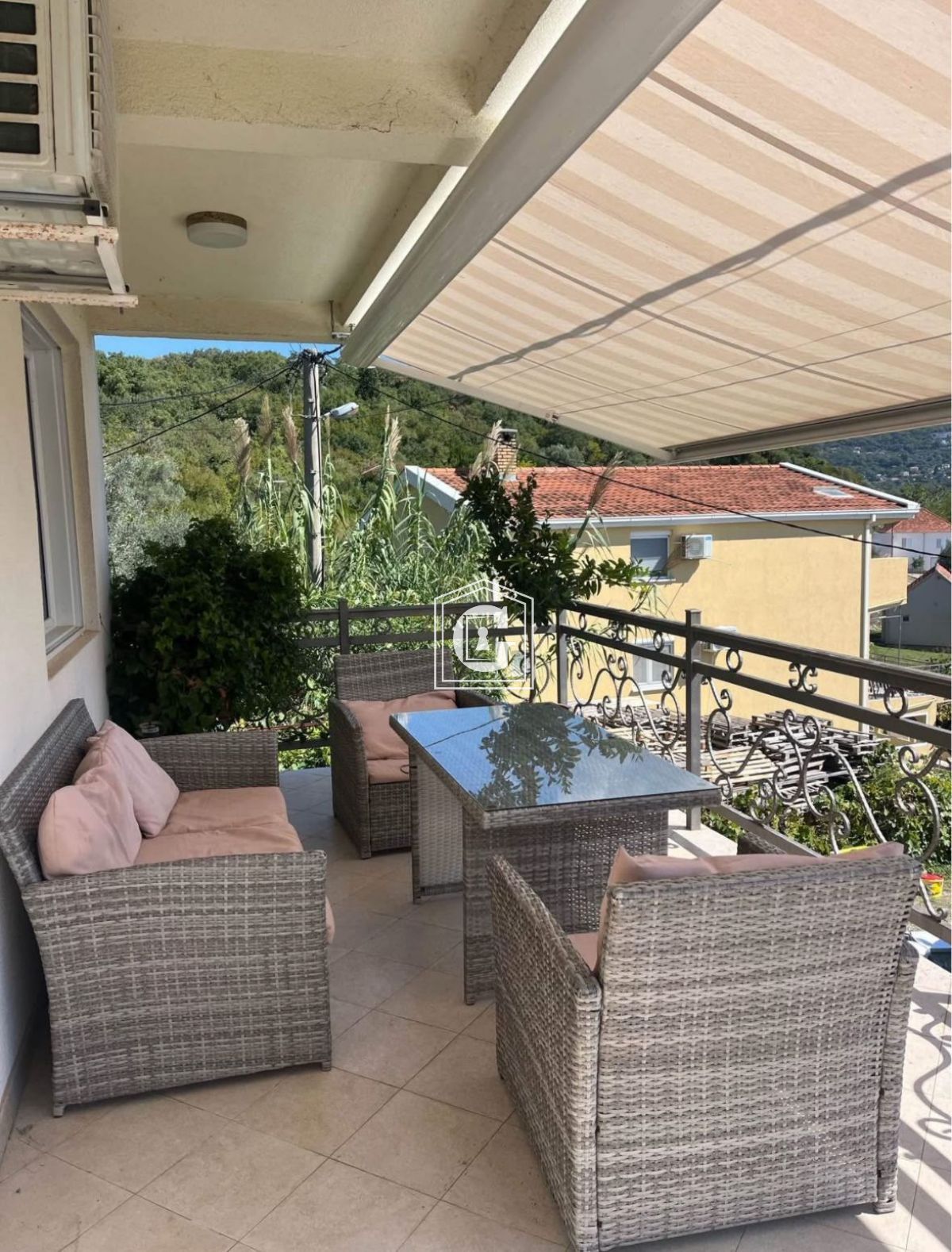 PROSTORNA UDODNA KUĆA SA BAZENOM!