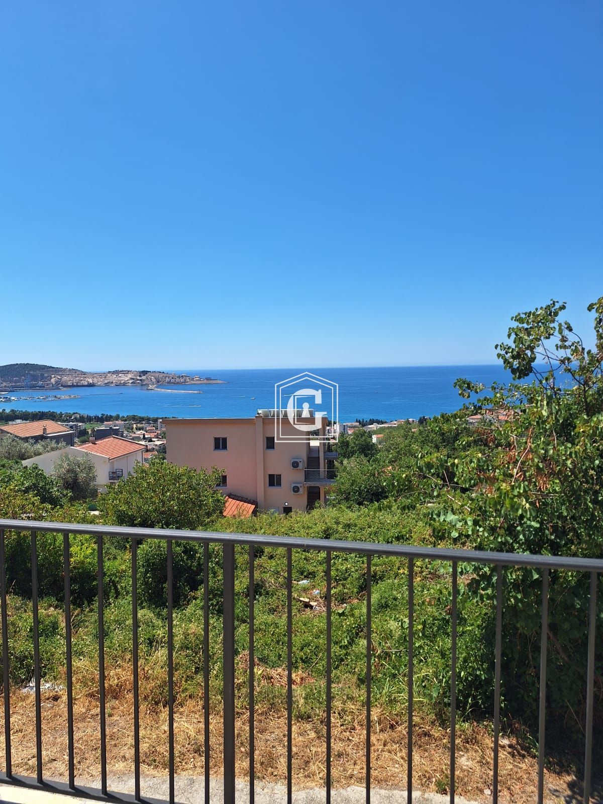 Продаје се кућа на 900 метара од мора!