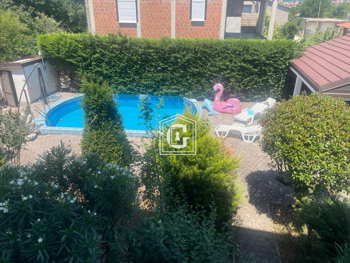 Ugodan stan sa 3 spavaće sobe i zatvorenim dvorištem sa bazenom!!!