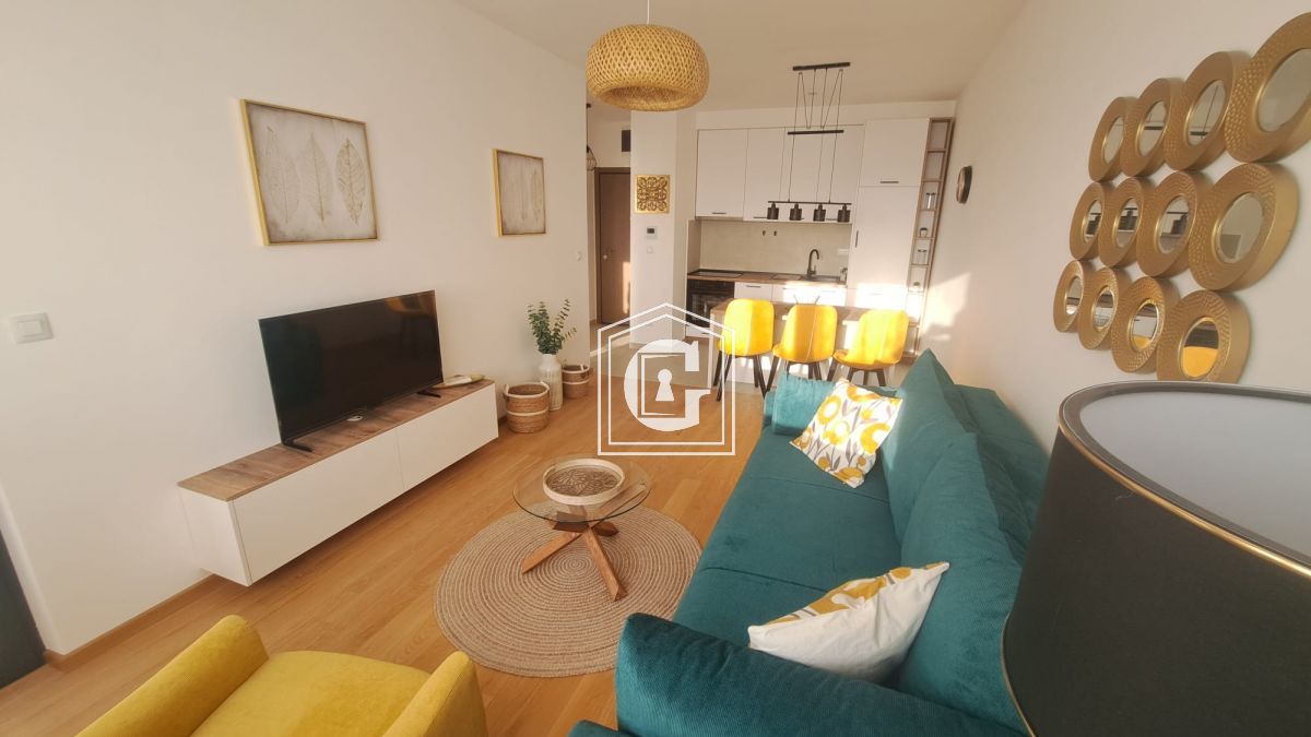 STILAN STAN SA 1 SPAVAĆOM I POGLEDOM NA MORE U BEČIĆIMA!!!