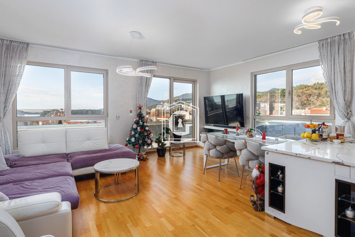 Luxurious penthouse with sea view in Bečići!!!