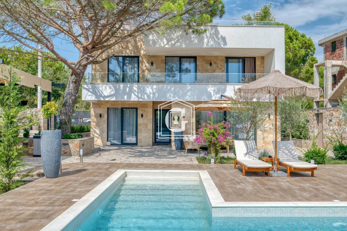 LUXURY 4-BEDROOM LUXURY VILLA WITH INFINITY POOL & WELLNESS AREA