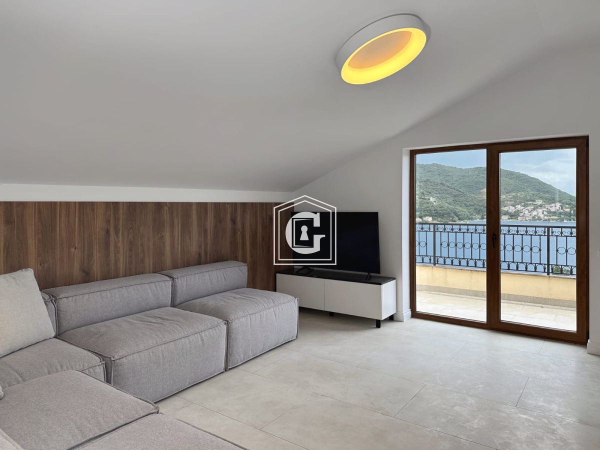 NOVI STAN SA POGLEDOM NA ZALIV!!!