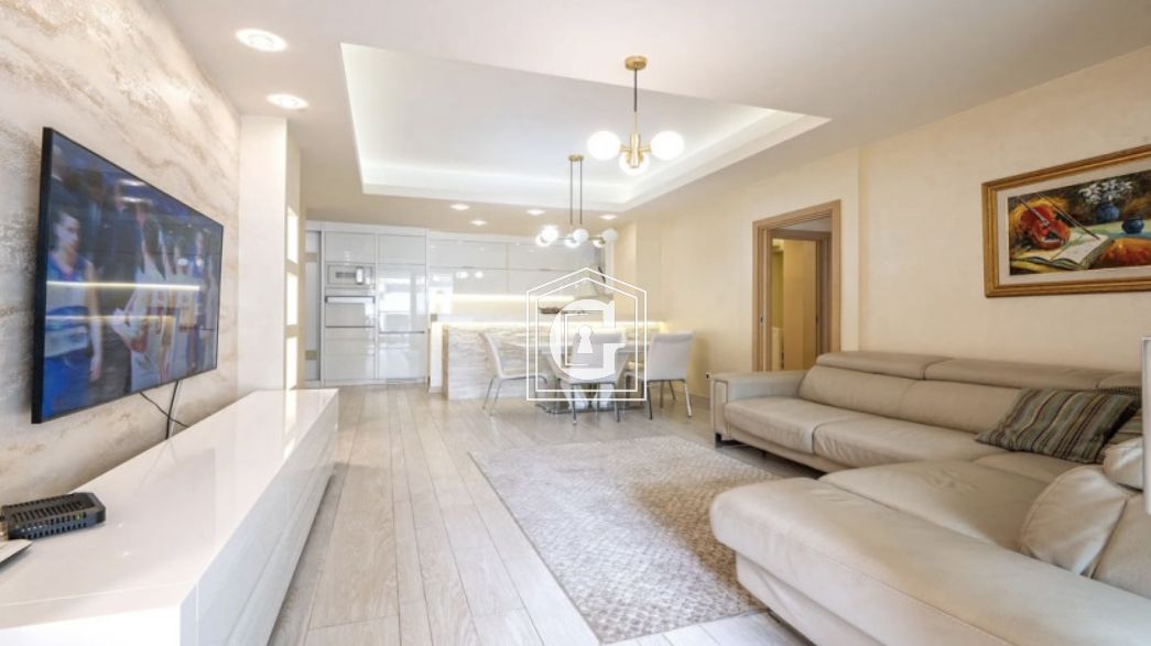 Luxuriously furnished apartment!!!